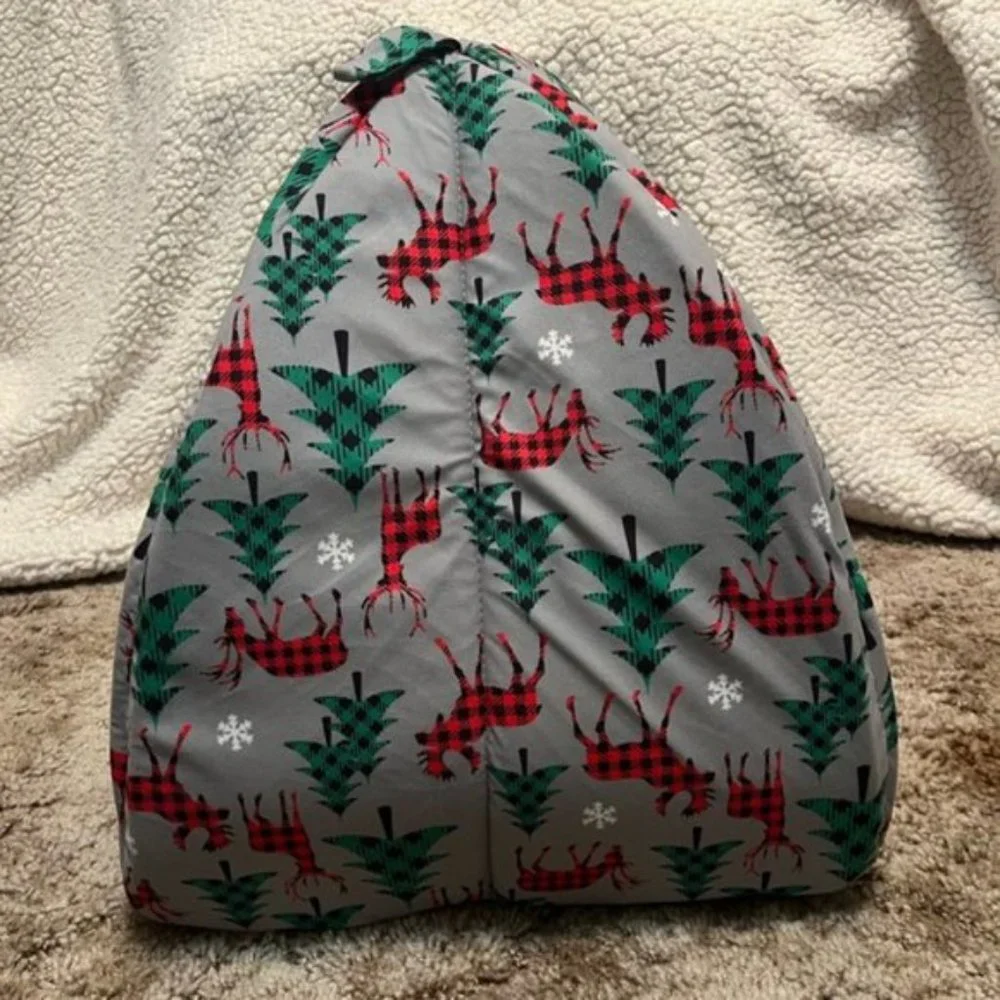 CUTE portable cat, dog sleeping winter themed bed tent. NWOT 16” tall